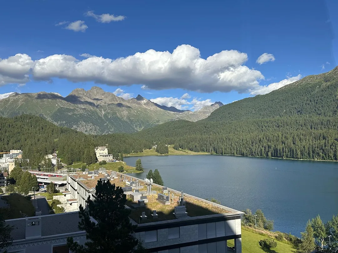 Badrutt’s Palace Hotel St. Moritz in seiner alpinen Umgebung