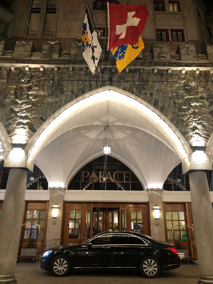 Ankunftsbereich des Hotels Badrutt’s Palace Hotel St. Moritz in den Schweizer Alpen