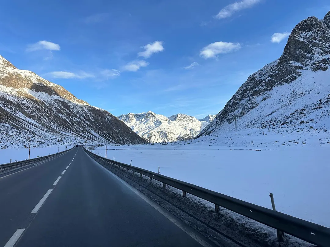 Carlton Hotel St. Moritz in seiner alpinen Umgebung