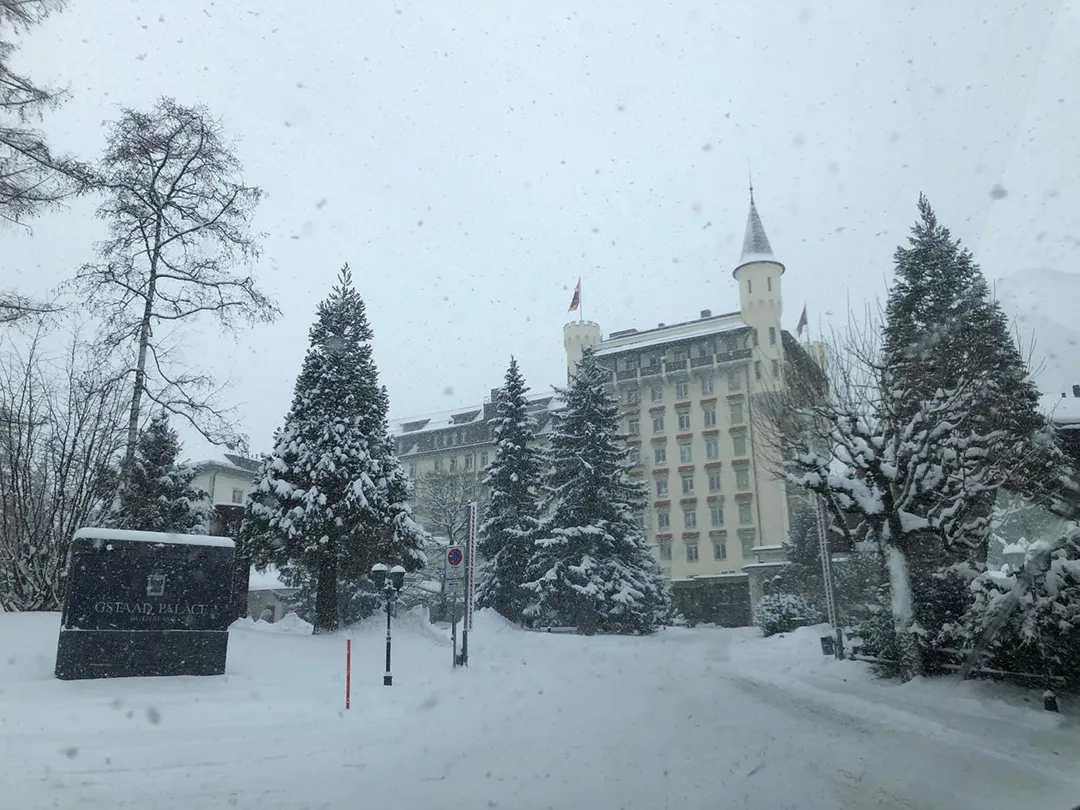 Gstaad Palace in seiner alpinen Umgebung