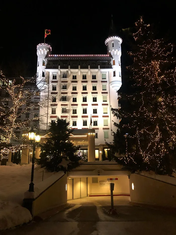 Ankunftsbereich des Hotels Gstaad Palace in den Schweizer Alpen