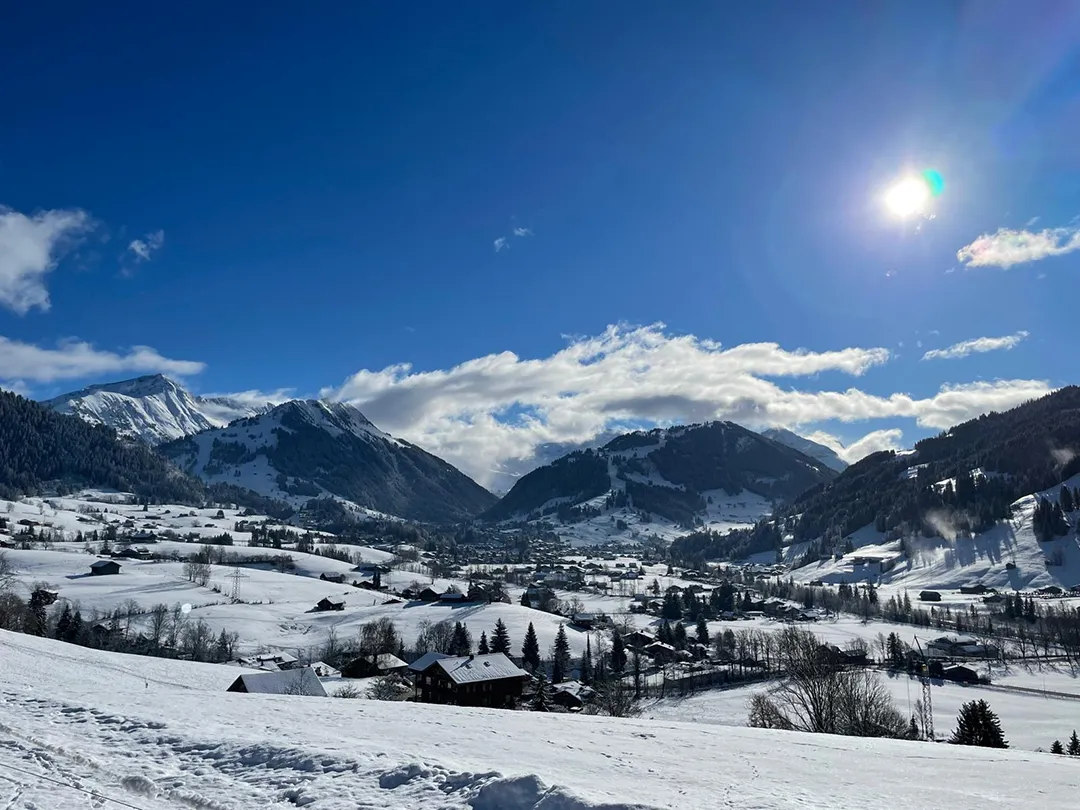 HUUS Gstaad Hotel in seiner alpinen Umgebung