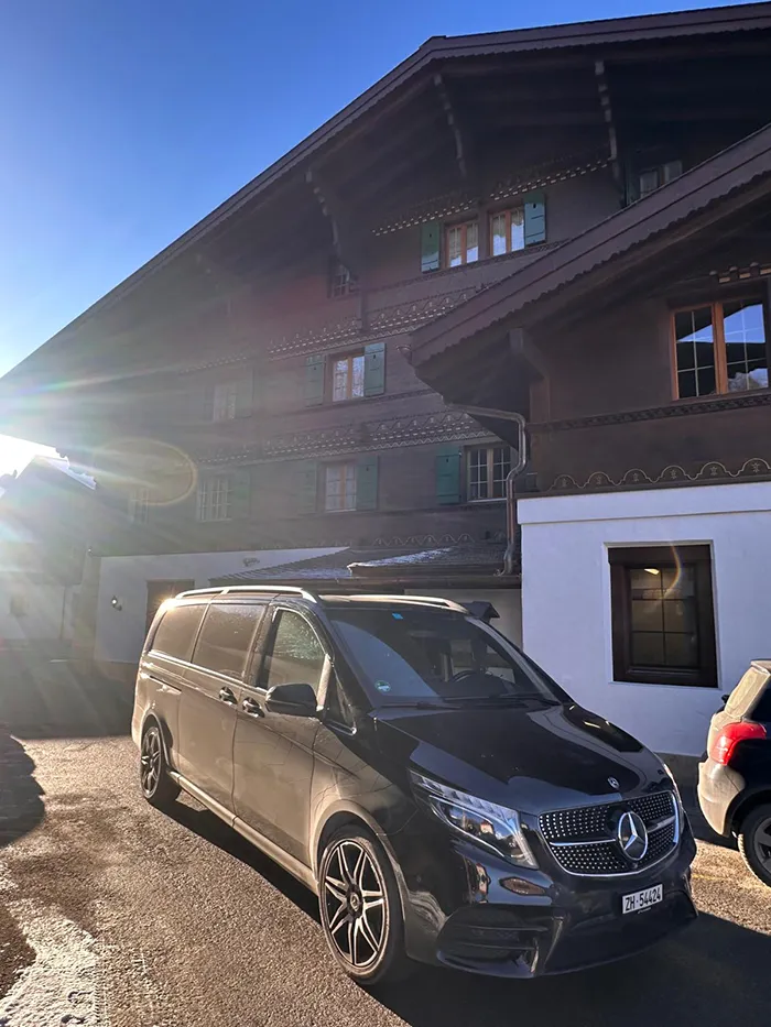 Architektur und Hotelatmosphäre im HUUS Gstaad Hotel