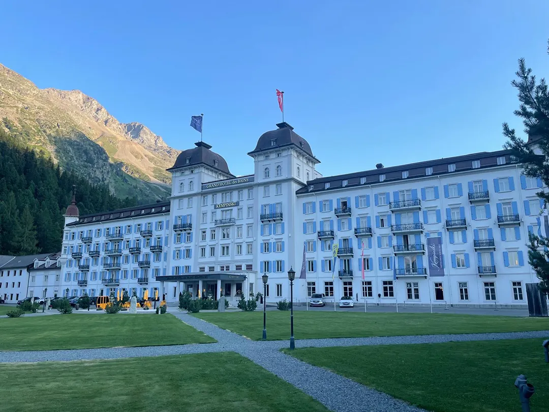 Grand Hotel des Bains Kempinski St. Moritz in seiner alpinen Umgebung