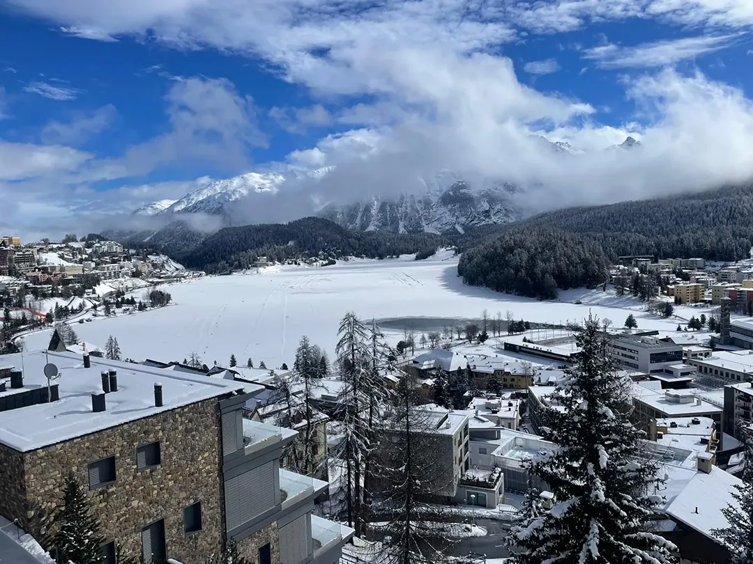 Suvretta House St. Moritz in seiner alpinen Umgebung