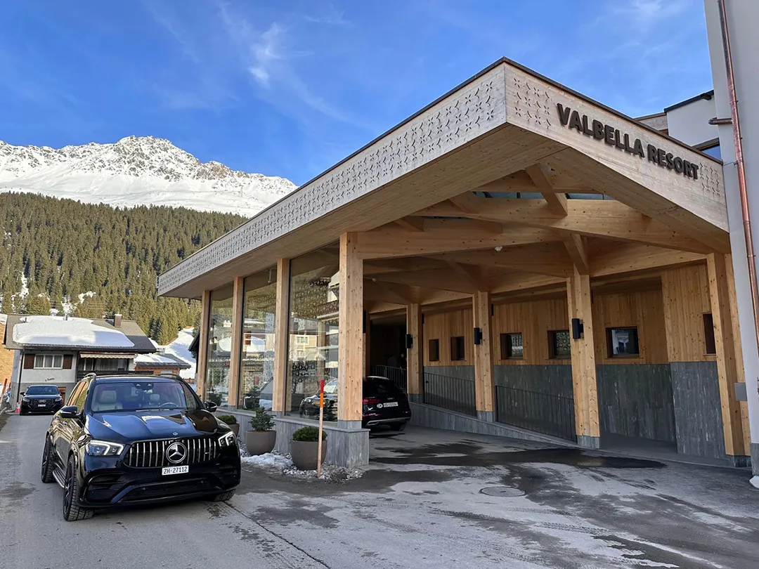 Aussenansicht des Hotels Valbella Resort Lenzerheide in Valbella