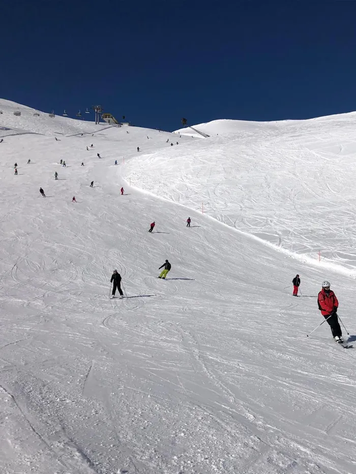 Ankunftsbereich des Hotels Valbella Resort Lenzerheide in den Schweizer Alpen